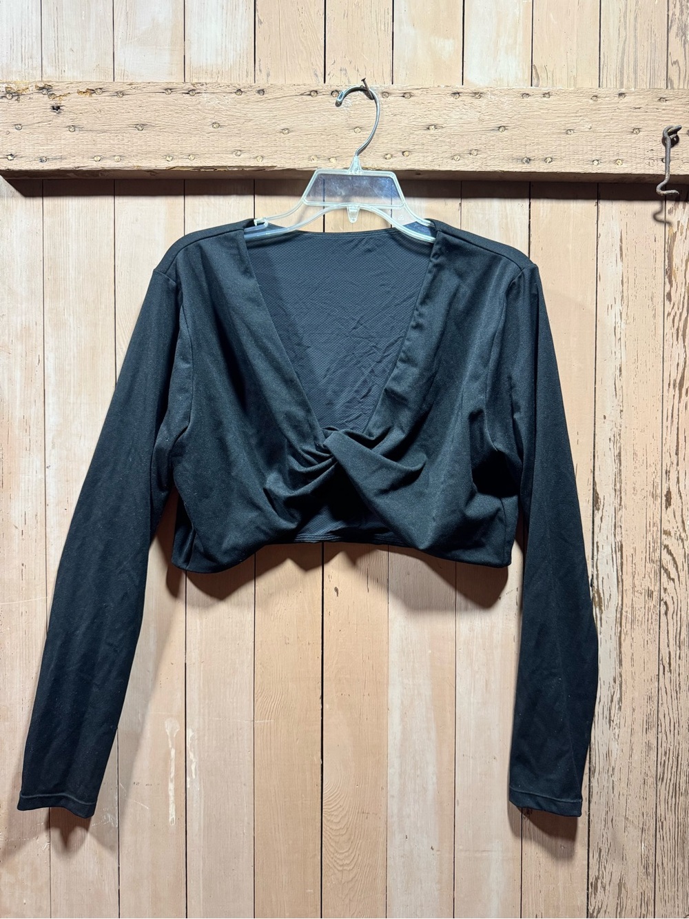 NOVASPORT Women’s Black Long-Sleeve Twist-Front Crop Top